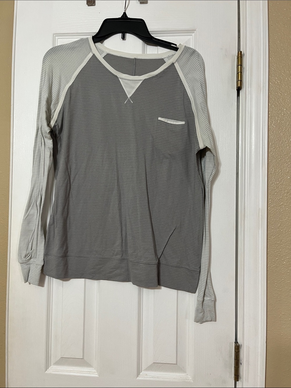 lululemon athletica Women's Gray Long-Sleeve Raglan Tee with Cream Trim